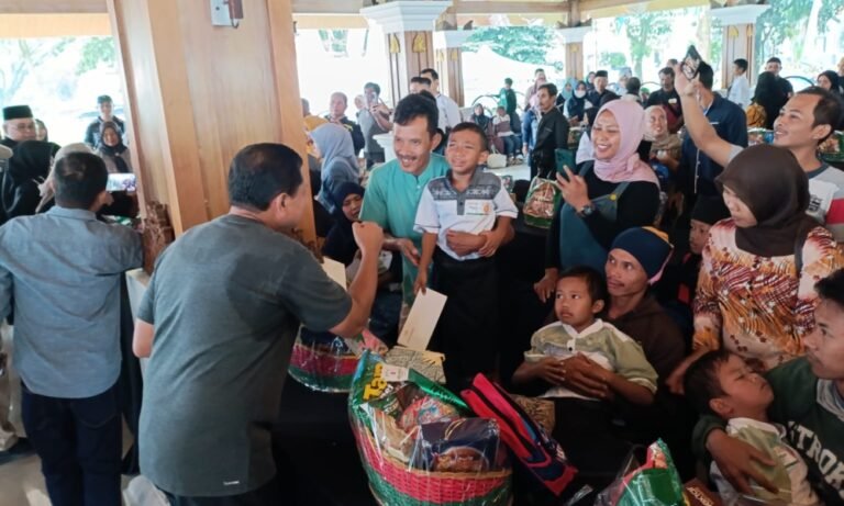 Semangaattt anak soleh... Pak Bupati dengan hangat menghibur anak khitan dan para orang tua.