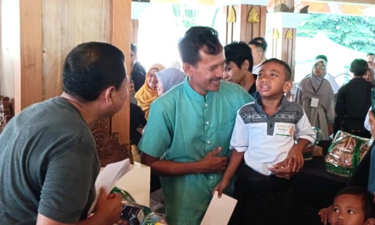Sakitnya tuh disini pak... Mungkin begitu isi hati sang anak khitan yang baru selesai disunat.