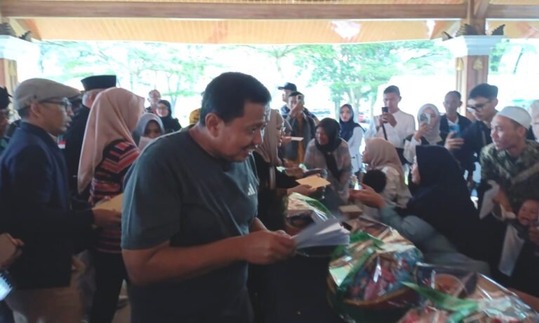 Asyik, banyak yang dapat panyecep nih dari pak Bupati.
